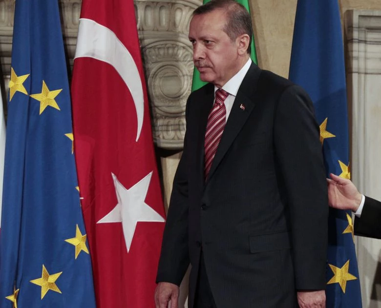 Τεντώνει το σχοινί με την ΕΕ ο Ερντογάν – Απειλεί θεούς και δαίμονες ενώ ζητάει «δωράκια»